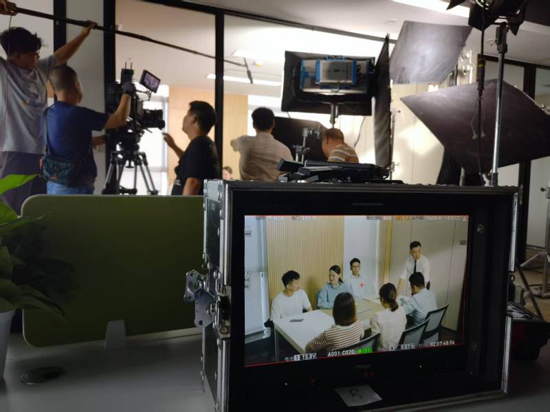 琼海市TVC拍摄公司：科技产品视觉化大师，诠释未来感与功能美学